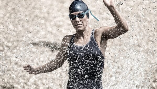 Start pływacki w triathlonie na wodach otwartych