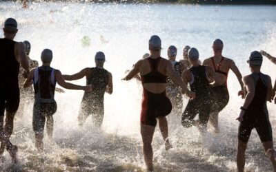 Triathlonisci na starcie plywania w otwartej wodzie