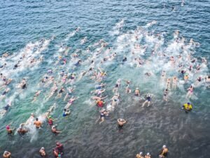 Triathlonisci wchodzacy do wody