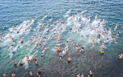 Triathlonisci wchodzacy do wody