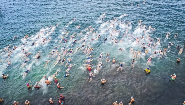 Triathlonisci wchodzacy do wody