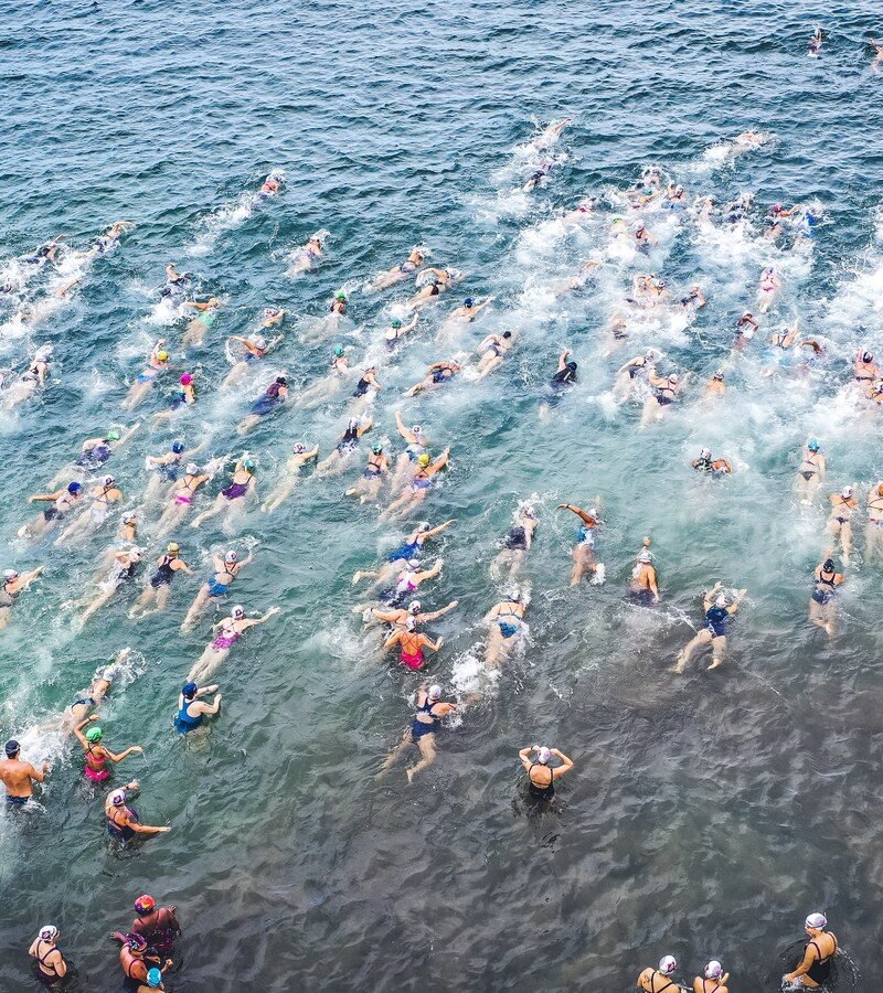 Triathlonisci wchodzacy do wody