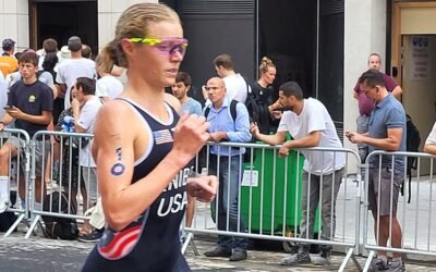 Taylor Knibb biegnie w stroju reprezentacji USA