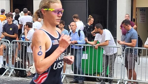Taylor Knibb biegnie w stroju reprezentacji USA