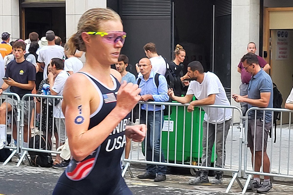 Taylor Knibb biegnie w stroju reprezentacji USA