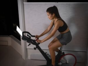 Trening na trenazerze rowerowym w domu