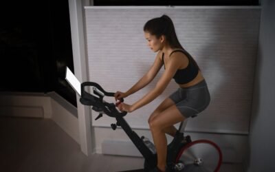 Trening na trenazerze rowerowym w domu