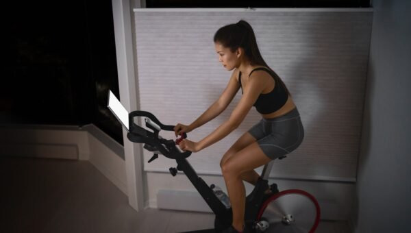 Trening na trenazerze rowerowym w domu