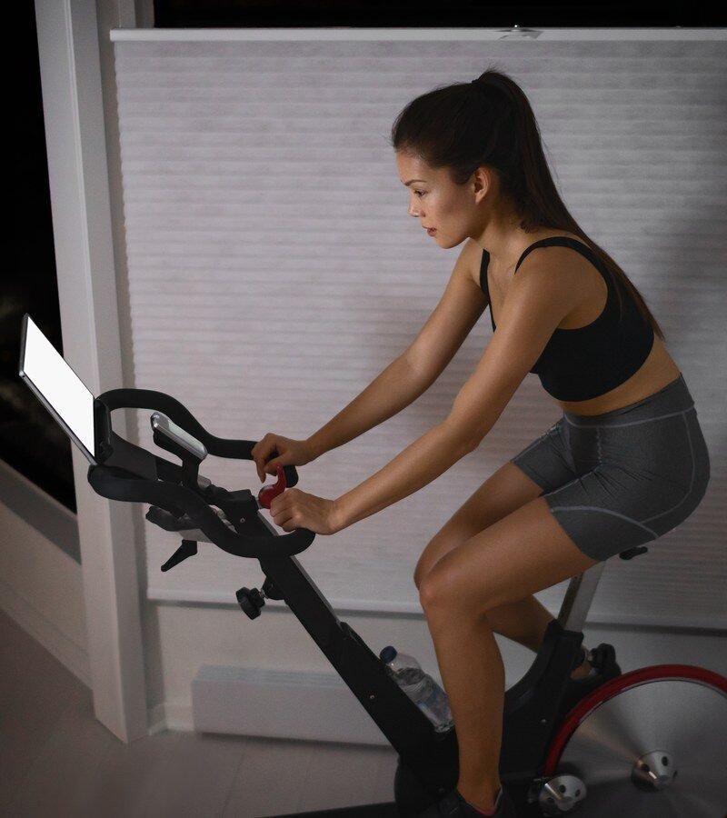 Trening na trenazerze rowerowym w domu