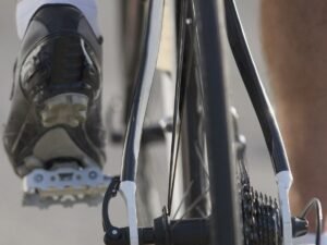 But kolarski wpiety w pedal zatrzaskowy