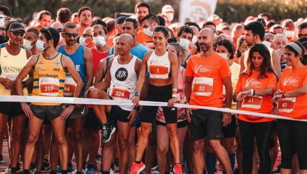 Start zawodow triathlonowych na krotkim dystansie