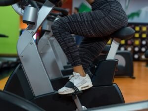 Zawodniczka rozgrzewa się na rowerze stacjonarnym