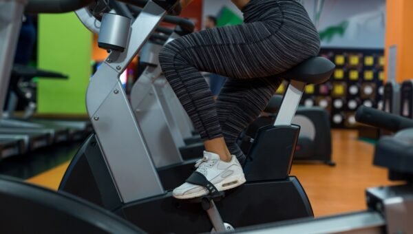 Zawodniczka rozgrzewa się na rowerze stacjonarnym