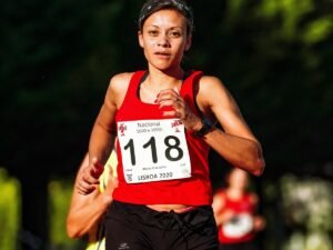 Zawodniczka biegnaca podczas zawodow triathlonowych