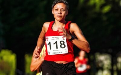 Zawodniczka biegnaca podczas zawodow triathlonowych