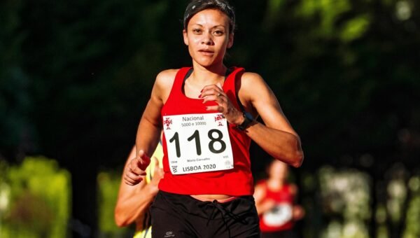 Zawodniczka biegnaca podczas zawodow triathlonowych