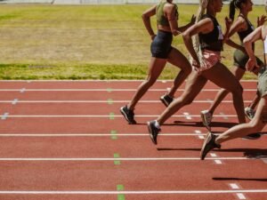 Biegacze dlugodystansowi na bieznia lekkoatletycznej