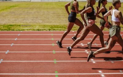 Biegacze dlugodystansowi na bieznia lekkoatletycznej