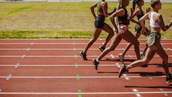 Biegacze dlugodystansowi na bieznia lekkoatletycznej