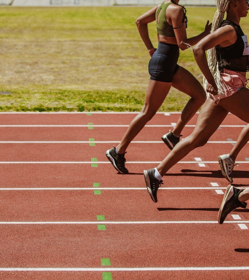 Biegacze dlugodystansowi na bieznia lekkoatletycznej