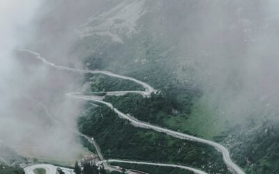 Gorska droga we mgle