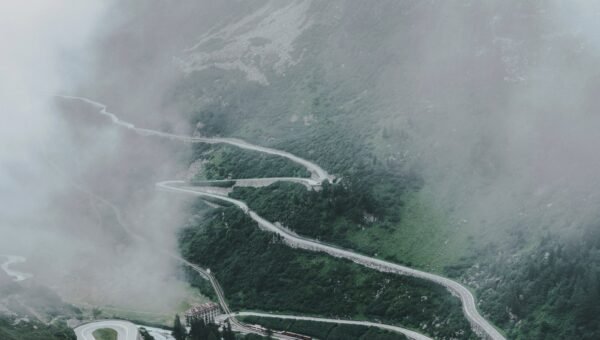 Gorska droga we mgle