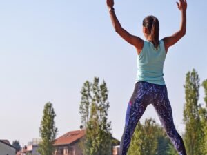 Sportsmenka w parku z zegarkiem na nadgarstku
