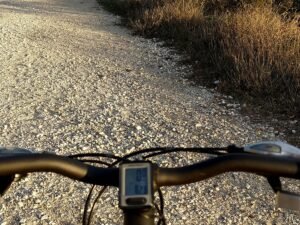 Widok z roweru na szutrowym szlaku podczas jazdy terenowej